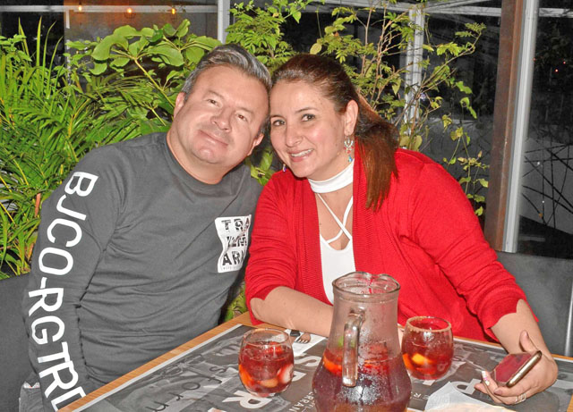 Los esposos Raúl Aguirre Ramírez y Ángela Patricia Marín Osorio compartieron en una comida en el restaurante Buffalo Serrano.
