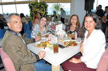 José Danilo Osorio Badillo, Laura Esperanza Giraldo, María Elena Badillo y Isabela Giraldo Badillo.