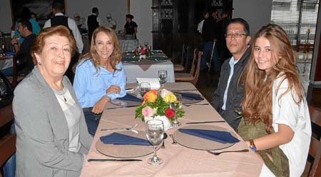 Carmenza Chica de Osorio, Claudia Osorio Chica, Julián Osorio Chica y Sara Mesa Osorio.