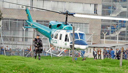 Un helicóptero de la Policía traslada al exjefe guerrillero Jesús Santrich desde la cárcel La Picota a la sede principal de la F