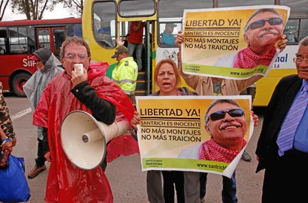 Un simpatizante del exjefe guerrillero Jesús Santrich protesta para exigir su liberación, en la cárcel La Picota, en Bogotá.