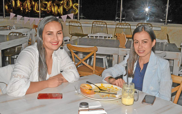 Ivonne Orozco López y Juliana Arias Vásquez compartieron en el restaurante La Azotea.