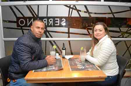 Los esposos John Emerson Maya Vallejo y María Mónica Morales Grajales compartieron en una comida en el restaurante Buffalo Serra