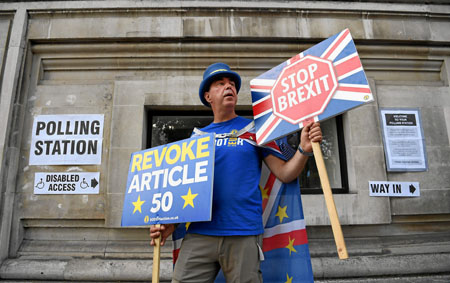 El activista Steve Bray hace campaña para que el país permanezca en la UE. Unos 40 millones de británicos están llamados a votar