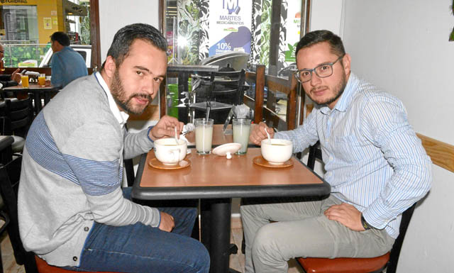 En el restaurante El Petizo Núñez se reunieron Juan Sebastián Meza Quiroga y Raúl Perilla Galvis, de Gran Morada Construcciones.