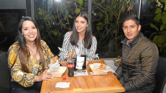 En Buffalo Serrano compartieron en una comida Nathalia González Cardona, Carolina Alzate Trujillo y Miguel Caicedo Murcia.