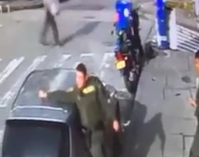 Aparte del video donde se ve a un uniformado retirando la antena.