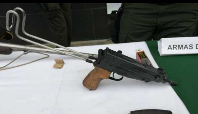 Una mini uzi automática incautada.