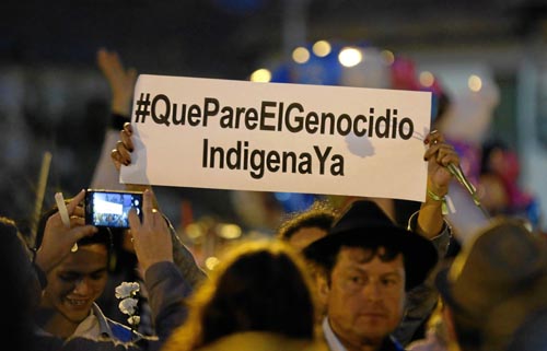 Protesta contra la masacre de indígenas del pueblo nasa en la plaza de Bolívar en Bogotá. 