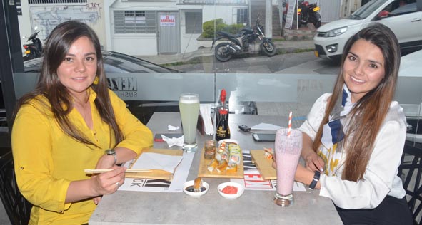 Sandra Sánchez Candamil y Sandra Agudelo Ruiz, de Metlife, se reunieron por trabajo en el restaurante Keisaki.