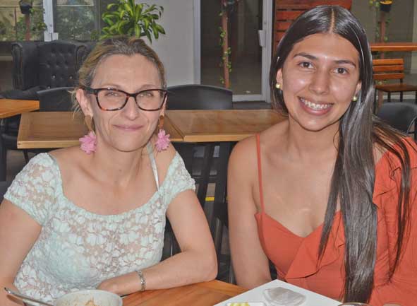 En el restaurante El Dauntaun se reunieron Claudia Marcela Montes Hoyos y Michelle Giraldo Loaiza.