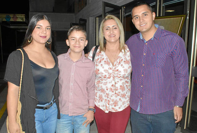 María Camila Grajales Amaya, José Miguel Grajales Amaya, María Lucelly López Giraldo, maestra distinguida del Colegio Agustín Ge