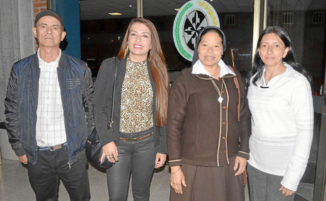 Mario Antonio González Cañas, funcionario del Colegio Nuestra Señora de los Ángeles, exaltado por su desempeño; Claudia Helena L