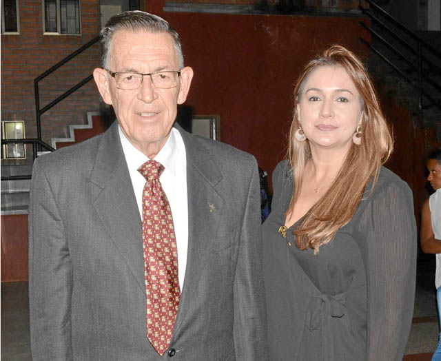 Padre Álvaro Vélez Escobar y Dora Patricia Ramírez Galeano.