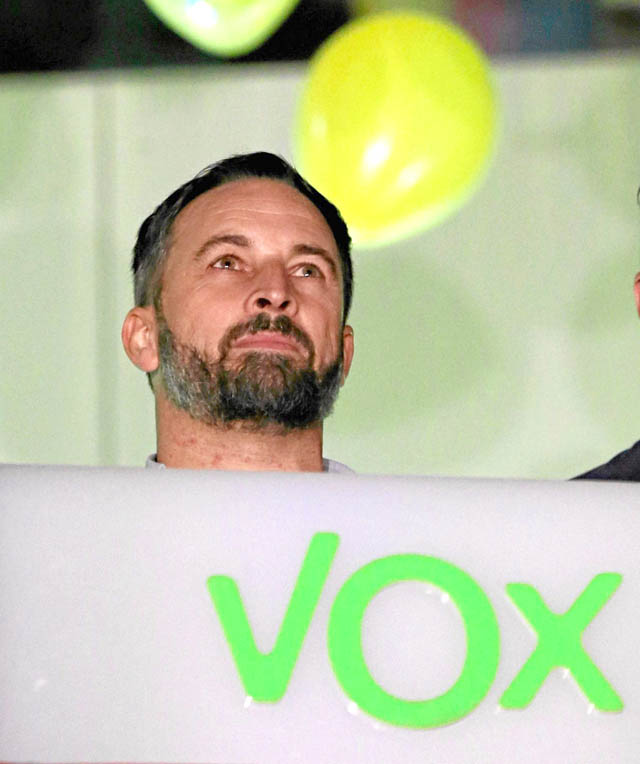 Fotos | EFE | LA PATRIA El presidente de Vox, Santiago Abascal, saluda a sus simpatizantes. Es la tercera fuerza política en Esp