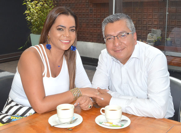 Los esposos Carolina Uchima Espinosa y Germán Guapacha compartieron en el restaurante El Dauntaun.