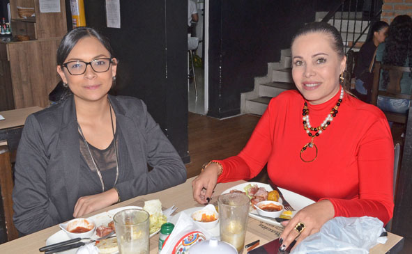 En el restaurante Asados Chavita se reunieron Karen Castillo Chang y Mónica Zuluaga Franco.