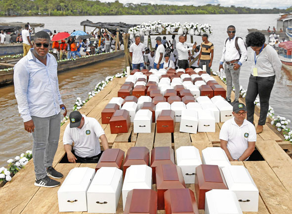 La ceremonia se inició en Medellín donde a bordo de helicópteros de Naciones Unidas viajaron los cofres que contenían los restos