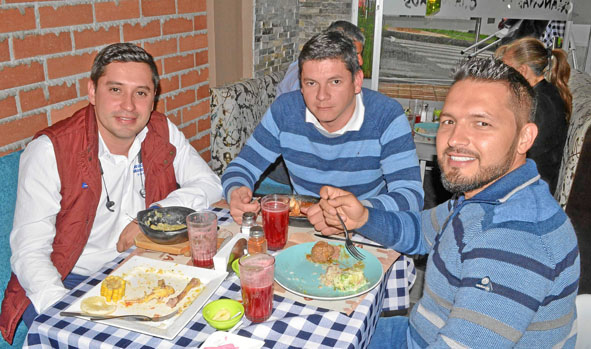 Ómar Andrés Reina, Jorge García y Diego Alejandro Giraldo López se reunieron en el restaurante Cháncharos.
