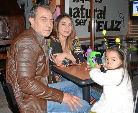 Luis Garrido Bustamante, Michelle Cossio Donoso y Maite Garrido Cossio se reunieron en El Petizo Núñez.