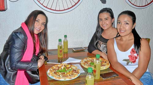 En Candelaria se reunieron Mónica Cubides Marín, Jéssica Duque Galvis y Carolina Galvis Arenas.