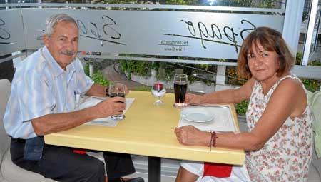 Los esposos Juan Jauregui y Elena Restrepo compartieron en Spago.