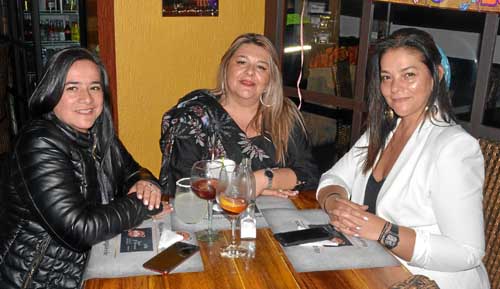Consuelo Martínez Moreno (centro) fue homenajeada por Gloria Inés Galeano Arias y Claudia López Sanz en una comida en el restaur