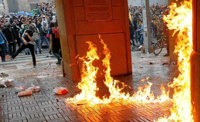 En el Palacio Liévano, sede de la Alcaldía de Bogotá, en llamas durante los enfrentamientos entre encapuchados y miembros de la 