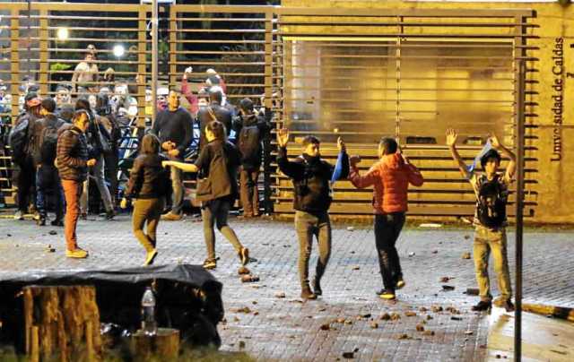 Estudiantes en la Universidad de Caldas que estaban en diálogo con la Policía entraban y salían con las manos en alto. El rector