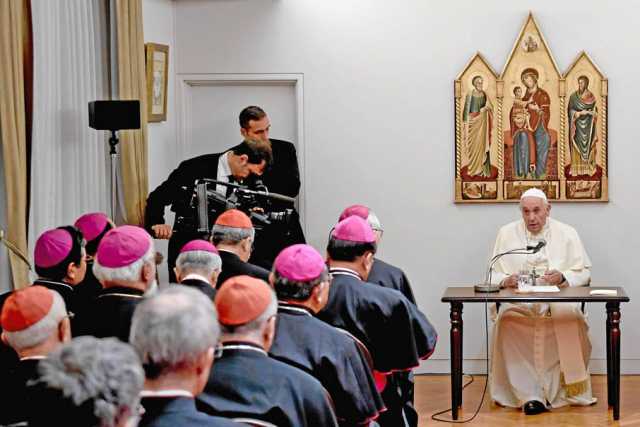 El Papa Francisco asiste a una reunión con los Obispos en la Nunciatura Apostólica en Tokio, Japón. Cumple un viaje de ocho días