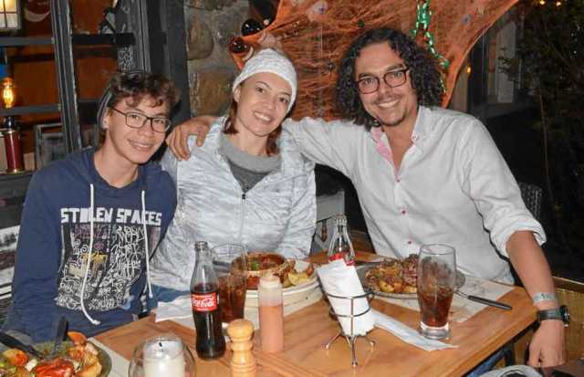 Samuel Acevedo Echavarría, Yanneth Echavarría García y Hernán Vásquez Giraldo se reunieron en Buffalo Republic.