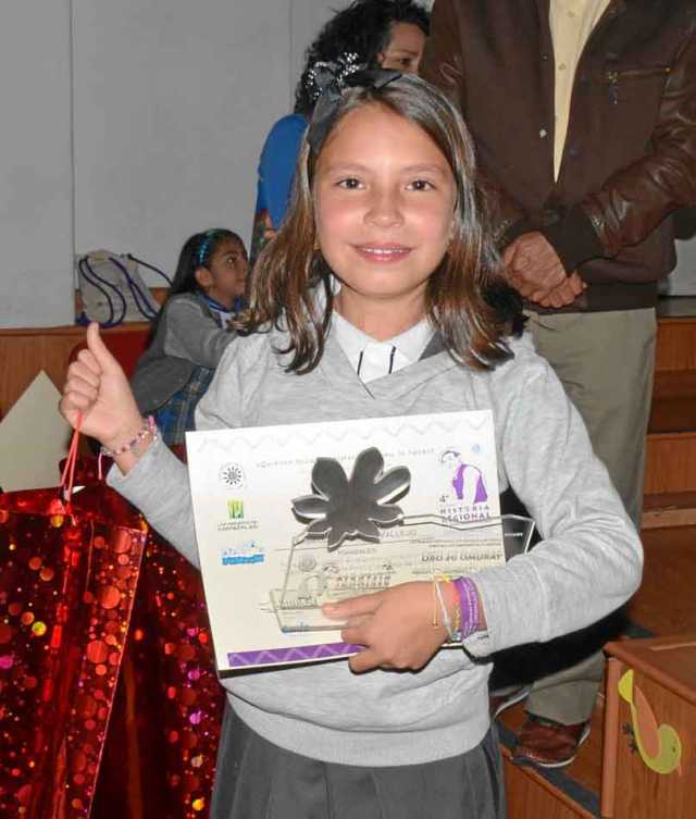 Isabela Valencia Vallejo recibió el Yarumo de Oro, Colegio La Consolata de Manizales.