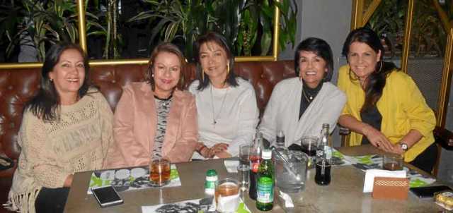 Miriam Gómez Velásquez citó a Lorenza Giraldo Montoya para celebrarle un año más de vida en compañía de sus amigas Mónica Moreno