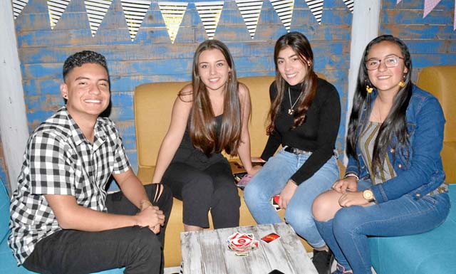 En el restaurante Solario se reunieron Óscar Rodríguez Vinasco, Mariana Mejía Pérez, Tatiana Montaño Agudelo y Jenifer Ramírez G