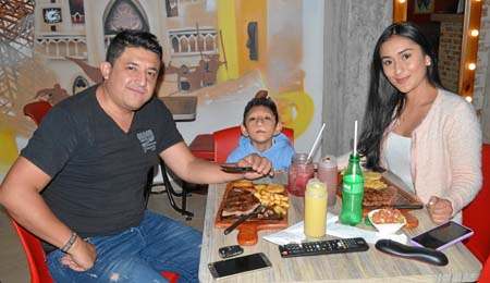 En el restaurante Grilled se reunieron en una comida Andrés Cardona, Juan Cardona Patiño y Leidy Montoya Zuluaga.