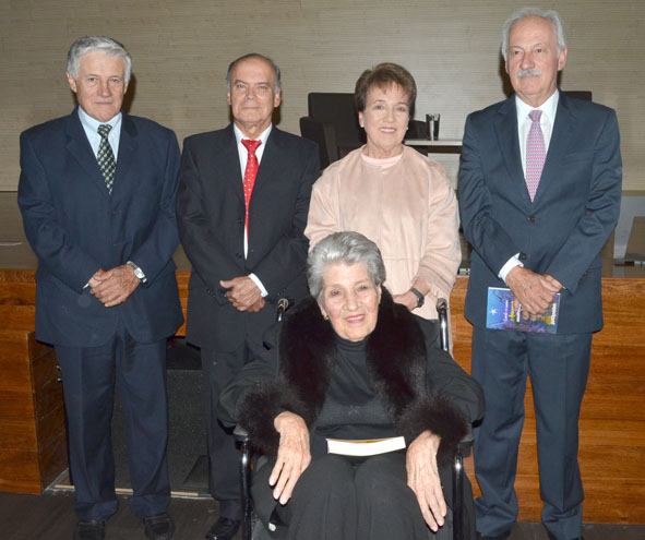 Berta Botero de Gutiérrez aparece en compañía de sus hijos Miguel, María Isabel y Julián Gutiérrez Botero, y de Albeiro Valencia