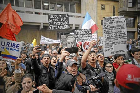 Foto | Colprensa | LA PATRIA  Álvaro Uribe en compañía de su abogado Jaime Granados.