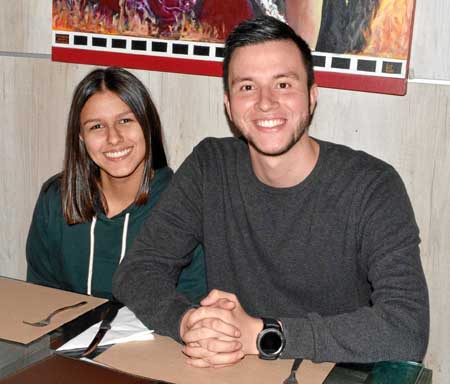 María José Arenas Maya y Luis Daniel Hernández Grajales se reunieron en una comida en el restaurante La luna de Valencia.