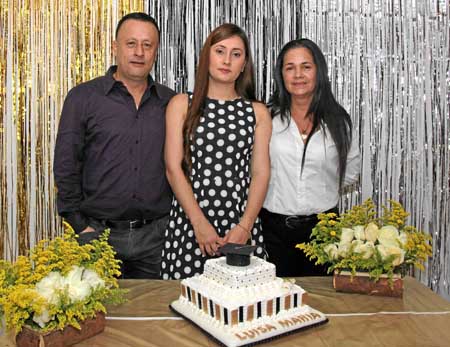 La profesional aparece en compañía de sus padres Guillermo Giraldo Betancur y María Cristina Mesa. 