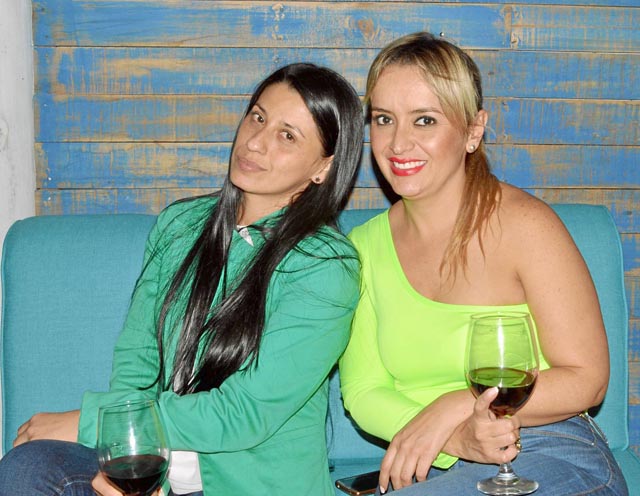 Para celebrar el cumpleaños de Paola Valencia Saldarriaga su amiga Luisa Fernanda Agudelo Londoño la invitó al restaurante Solar