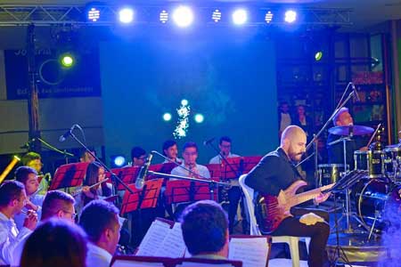 Más de 60 músicos participaron en la celebración de los 35 años del Centro comercial Sancancio.