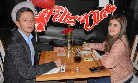 Esteban Cardona Giraldo y Manuela López Osorio compartieron en una comida en el restaurante El Bistró Francés