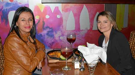 En el restaurante Eñe compartieron Diana González Valencia y Gloria Gutiérrez Aristizábal.
