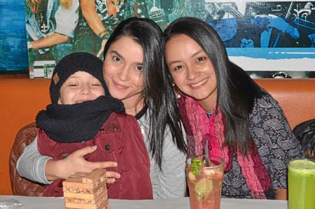 Matías Parra Sánchez, Lizeth Sánchez Ruiz y Luisa Fernanda Sánchez Gómez se reunieron en el restaurante Wingz.