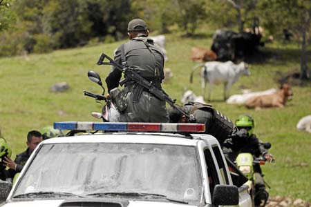 Un vehículo de la Policía transporta una motocicleta que estaría implicada en el asesinato de cuatro personas, en Guachinte, zon