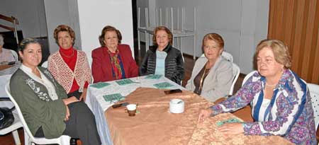 Durante el bingo mensual de la Cobija del Pobre aparecen: Mercedes Serna López, María de los Ángeles López de Serna, Fabiola Góm