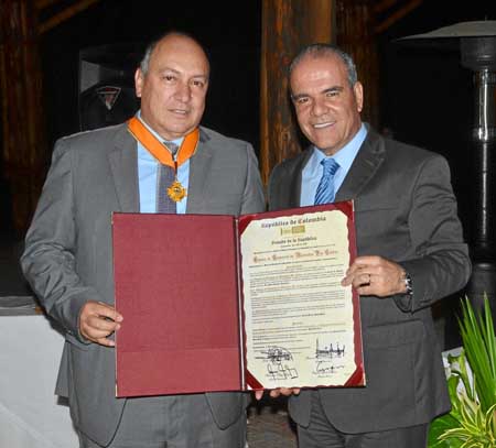Fredy García Ramírez, recibió en nombre de la Cámara de Comercio de Manizales por Caldas, la Orden del Congreso de Colombia en e