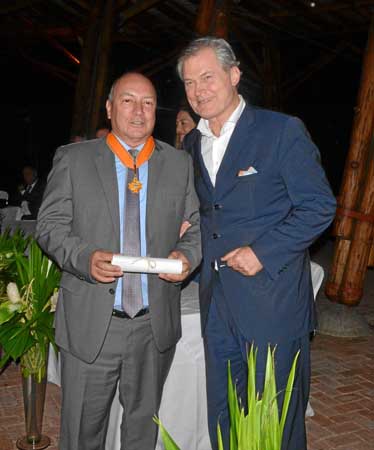 Fredy García Ramírez, presidente de la Junta Directiva de la Cámara de Comercio de Manizales por Caldas, recibió de manos de Gun