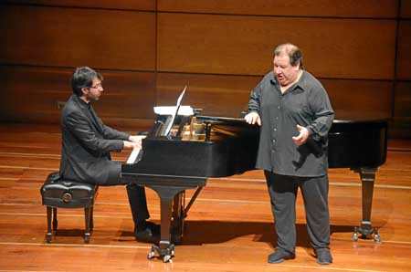 Valeriano Lnchas y Juan David Mora durante el recital que ofrecieron en el auditorio del campus Palogrande de la Universidad Nac