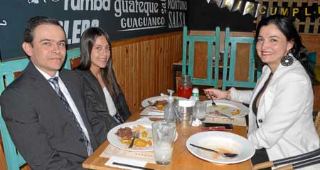 Jorge Alonso Zuluaga Ramírez, Mariana Zuluaga Valencia y Paola Hincapié Valencia se reunieron en Changó.